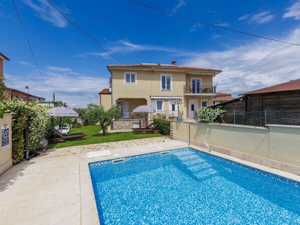 Cloud, Sky, Water, Plant, Building, Property, Window, Swimming Pool, Blue, Azure