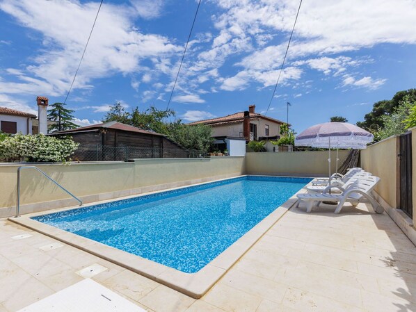 L'Eau, Nuage, Ciel, Propriété, Piscine, Plante, Bleu Azur, Bâtiment, Ombre, Composite