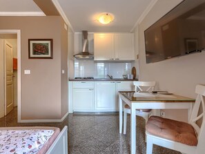Cabinetry, Comptoir, Bois, Éclairage, Architecture, Design Intérieur, Tiroir, Sol, Cuisine, Sol