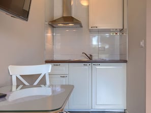 Cabinetry, Comptoir, Bâtiment, Evier, Robinet, Évier, Appareil De Cuisine, Bois, Design Intérieur, Cuisine