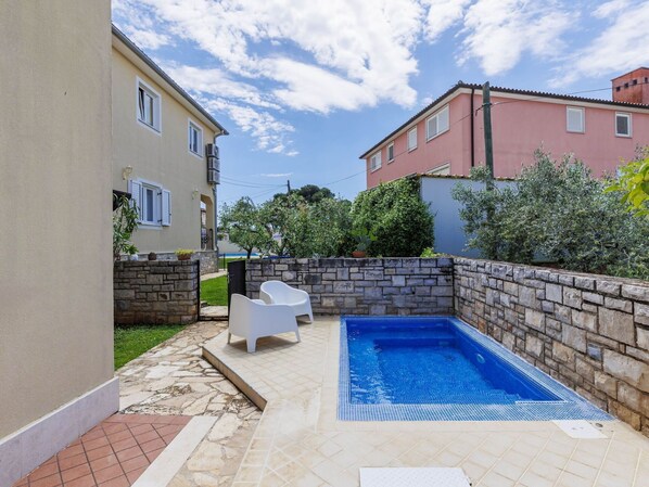L'Eau, Nuage, Ciel, Propriété, Plante, Bâtiment, Bleu Azur, Piscine, Fenêtre, Zone Résidentielle
