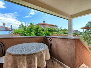 Ciel, Propriété, Meubles, Table, Nuage, Bois, Ombre, Mobilier De Jardin, Design Intérieur, Rectangle