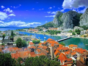 Water, Body Of Water, City, Mountain, Hill, Coast, Coastal And Oceanic Landforms, Tourist Attraction, Human Settlement, Sea