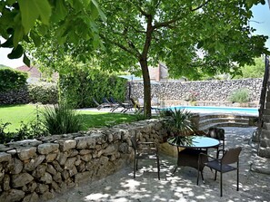 Plant, Road Surface, Tree, Shade, Chair, Table, Outdoor Furniture, Urban Design, Woody Plant, Leisure