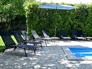 Möbel, Eigentum, Pflanze, Blau, Schatten, Gartenmöbel, Regenschirm, Freizeit, Sonnenliege, Öffentlicher Raum