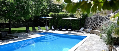 Schwimmbad, Gartenmöbel, Regenschirm, Resort, Möbel, Sonnenliege, Schatten, Eco Hotel, Stuhl, Freizeit