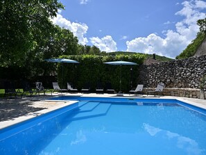 Wasser, Wolke, Himmel, Pflanze, Schwimmbad, Azurblau, Schatten, Gartenmöbel, Baum, Gras