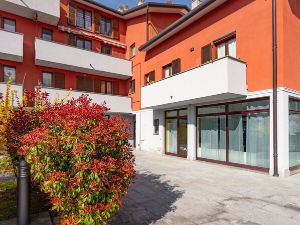 Eigentum, Gebäude, Fenster, Pflanze, Blume, Die Architektur, Nachbarschaft, Wohngebiet, Urban Design