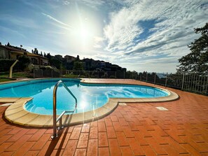 L'Eau, Ciel, Nuage, Ressources En Eau, Jour, Piscine, La Nature, Bleu Azur, Arbre, Plante