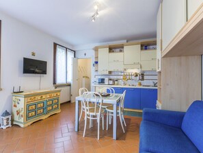 Jour, Bâtiment, Ciel, Bleu Azur, Fenêtre, Architecture, Table, Condominium, Bois, Rayonnage