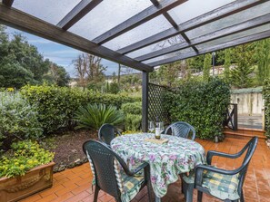 Jour, Bâtiment, Ciel, Bleu Azur, Fenêtre, Architecture, Table, Condominium, Bois, Rayonnage