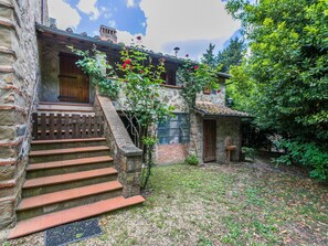 Plante, Ciel, Bâtiment, Nuage, Fenêtre, Escaliers, Fleur, Arbre, Chalet, Porte