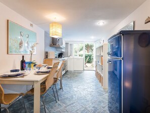Tabelle, Möbel, Cabinetry, Azurblau, Stuhl, Gebäude, Interior Design, Haus, Flooring, Fussboden