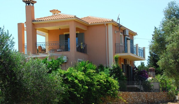 Beautiful modern and very spacious villa with all conveniences