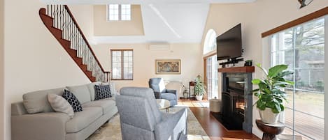 Living room with fireplace, Internet/cable Tv and plenty of seating