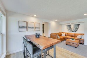 Dining Area | Dishware/Flatware