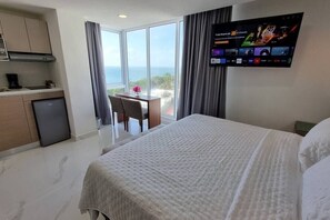 Small kitchenet, smart tv, lagoon and ocean views