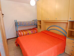 Cabinetry, Evier, Comptoir, Propriété, Robinet, Évier, Fenêtre, Luminaire Plomberie, Bois, Cuisine