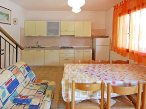 Cabinetry, Spüle, Countertop, Eigentum, Zapfhahn, Sinken, Fenster, Armatur, Holz, Küche
