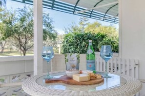 Innes, Cozy alfresco lounge