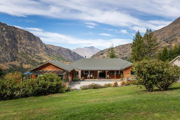 Exterior Retreat: Stunning mountain views enhance this inviting wooden lodge, perfect for adventure seekers!