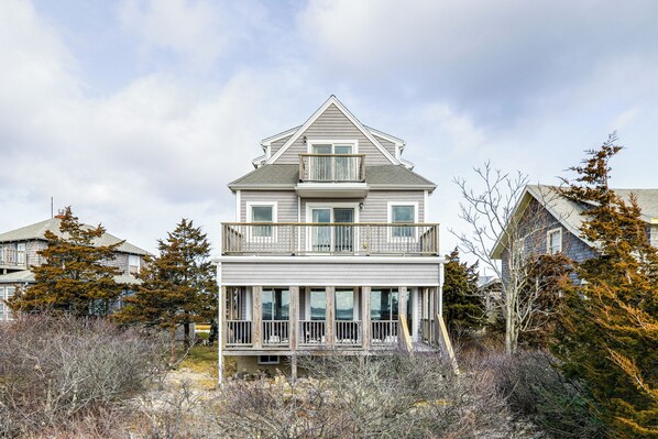 Marshfield Vacation Rental | 6BR | 4BA | 1,800 Sq Ft | Stairs Required