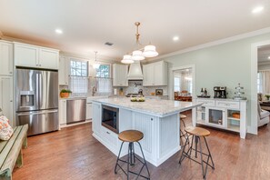 Kitchen | Dishwasher | Cooking Utensils | 1st Floor