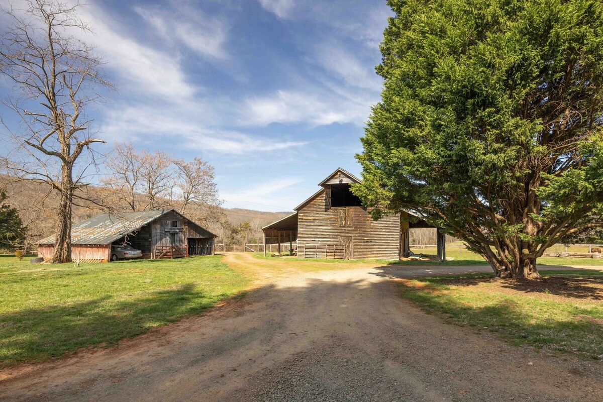 NEW LISTING! Keelona Cottage 2 BR 2 BA near vineyards