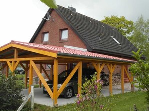 großer Carport am Ende der Einfahrt