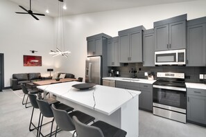Kitchen & Dining