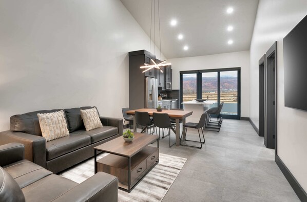 Living Area (Queen Size Pullout Couch)