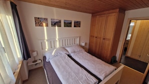 Doppelbett mit 2 separaten Matratzen für ungestörten Schlaf - ohne Spalt.