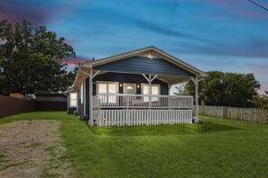 Modern farmhouse meets lakeside living in this beautiful country house! It has everything you could desire, including the white picket fence, a dream kitchen, and a lovely view!