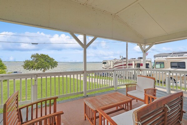 Located on the shores of Lavon Lake, this delightful country house offers a tranquil lakeside escape for your relaxing pleasures. Enjoy these gorgeous lakeside views!