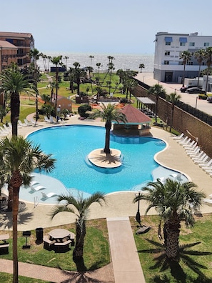 Newly updated grand pool & hot tub with tanning ledges. Amazing!