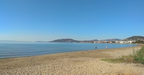 Artemidos Beach (1km)