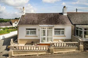 Front of 2 Rock Cottage with patio area, driveway and porch