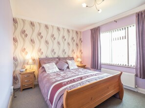 Kingsize bed with bedside tables and lamps