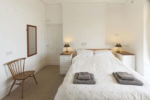 Double bedroom with bed, bedside drawers and lamps