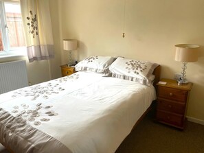 Double Bedroom, bedside table and table lamps