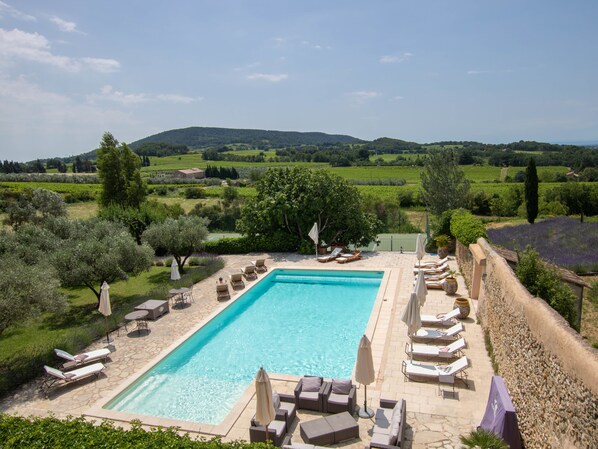 Exceptional property to rent in Villedieu swimming pool and fitness room