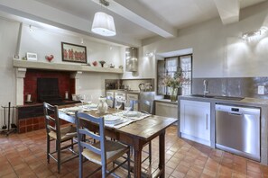 Character property to rent in Lacoste with swimming pool