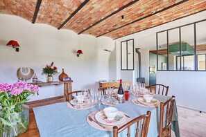 Magnificent stone house to rent with heated swimming pool in Provence