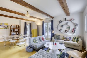 The scent of vines and lavender in this house for rent in Saignon
