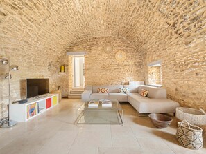 Stone house for rent in Provence with heated swimming pool 