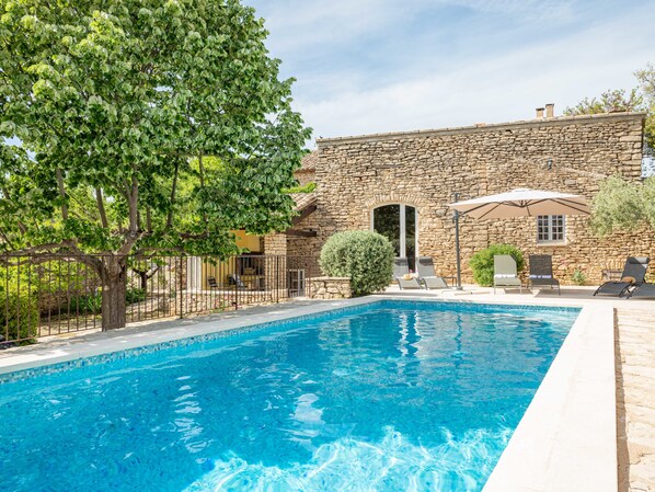 Exceptional property to rent in Cabrières d'Avignon heated pool