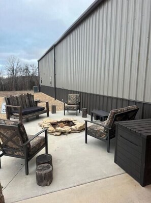 FIREPIT
OUTDOOR FURNITURE
Tote behind double seat contains cushions