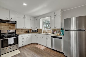 Full kitchen awaits.