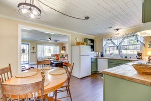 Dining Area & Kitchen | Free WiFi | Central A/C & Heat