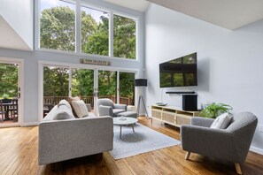 Striking wall of windows in the living room 
